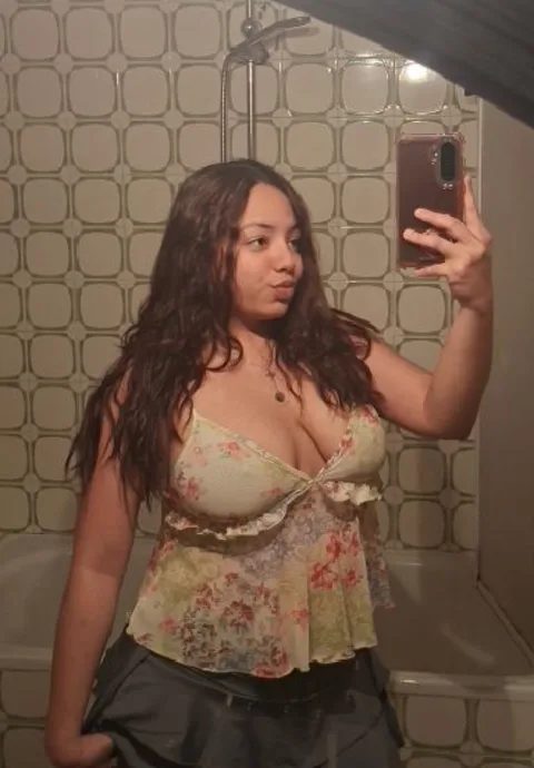 Kiari is online on HollaGirl