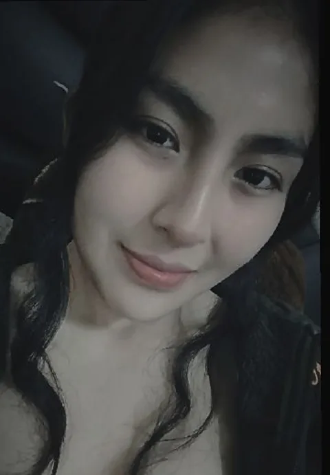 Pretty is online on HollaGirl