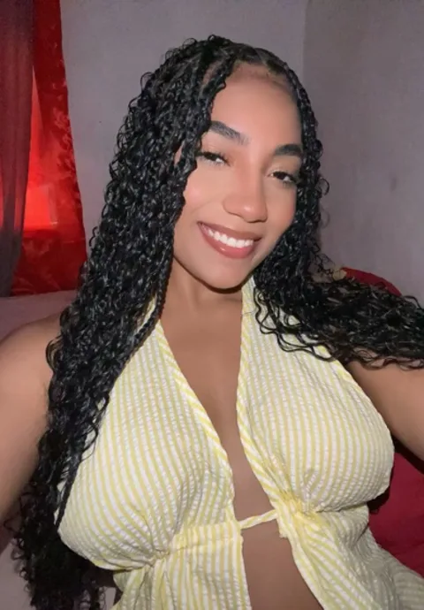 Sashaa is online on HollaGirl